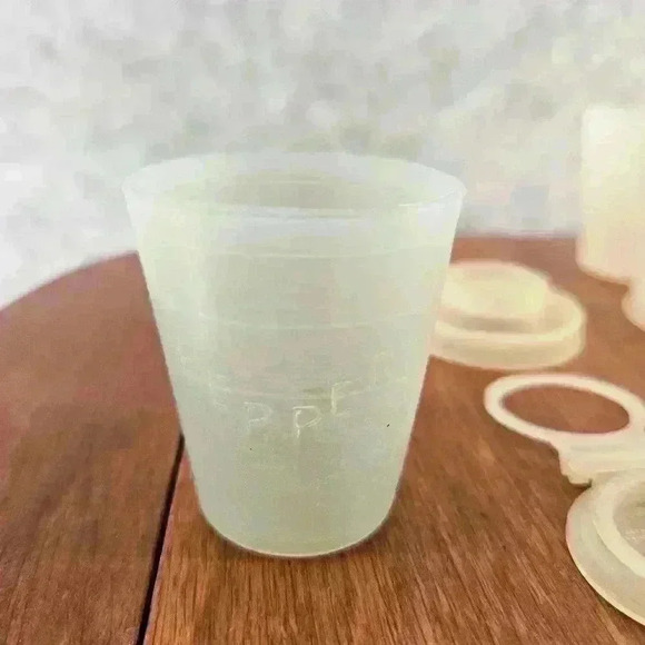 Tupperware Mini Salt & Pepper Shakers Yellow Blue USA Vtg  101-11 & 101-12 - Picture 8 of 11